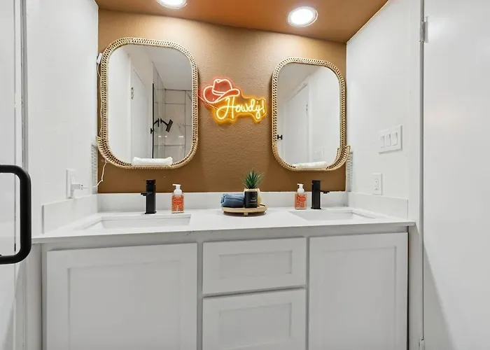 Fifa Retreat Sleeps 26 Stockyards Dfw Basecamp