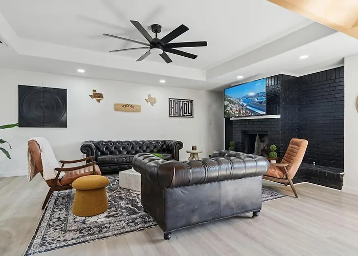 Fifa Retreat Sleeps 26 Stockyards Dfw Basecamp